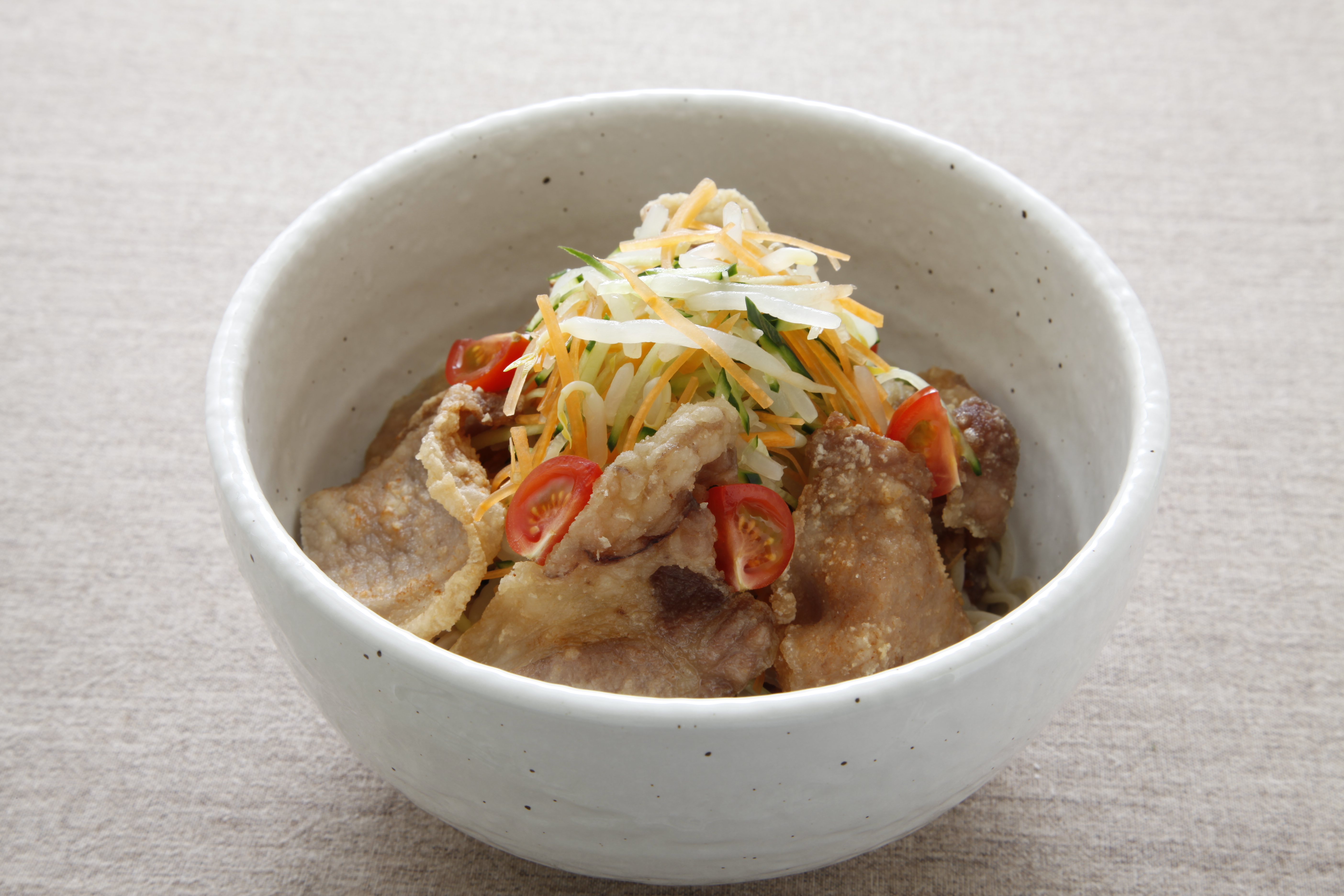 揚げ豚肉の冷やしそば
