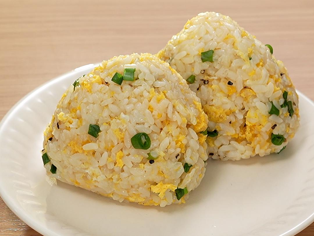レンジだけで！にんにくチャーハンおにぎり
