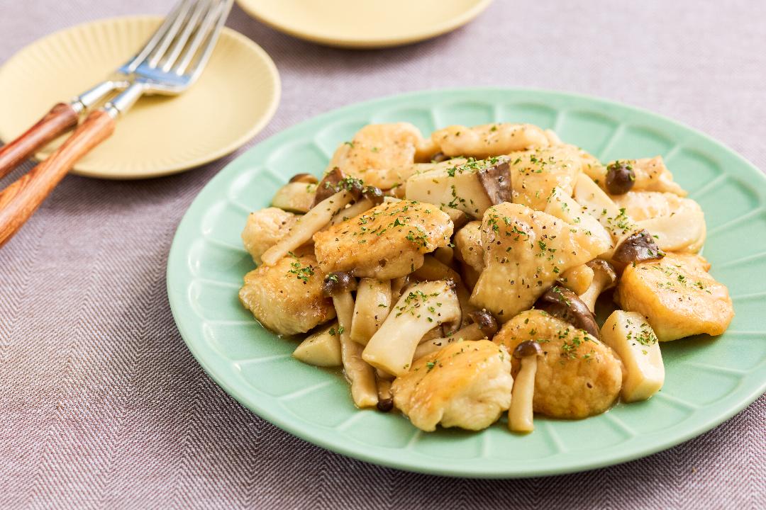 カットぶなしめじで作る！鶏むね肉ときのこのガーリックバター炒め
