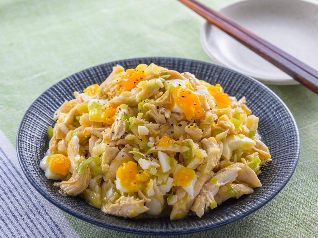 鶏ささみと半熟たまごの旨だれサラダ