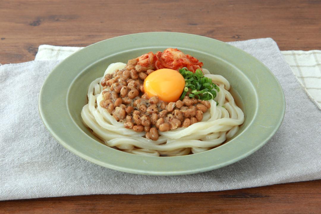 「金のつぶ　ごま油香る韓国海苔たれ納豆」 のキムチ納豆うどん