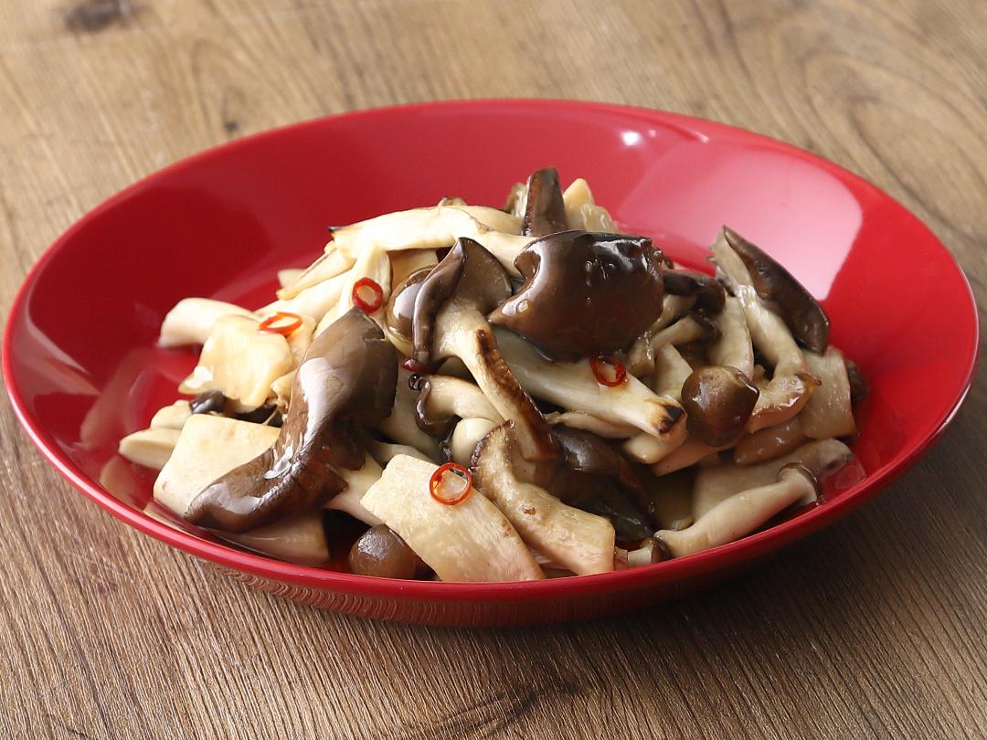 ３種の焼ききのこのガーリックマリネ（１食あたりの「いいこと酢R」摂取量　７．５ｍｌ）