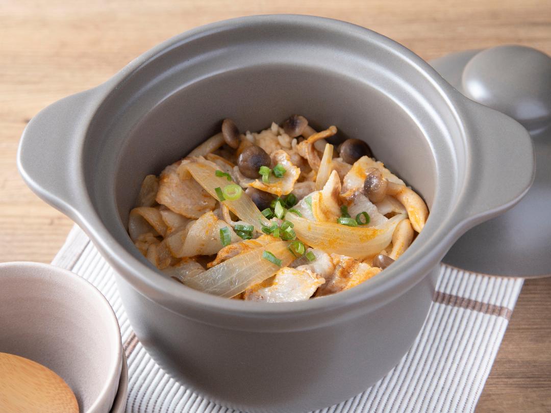 たまねぎの甘さ引き立つ　豚バラキムチ土鍋ごはんのレシピ・作り方