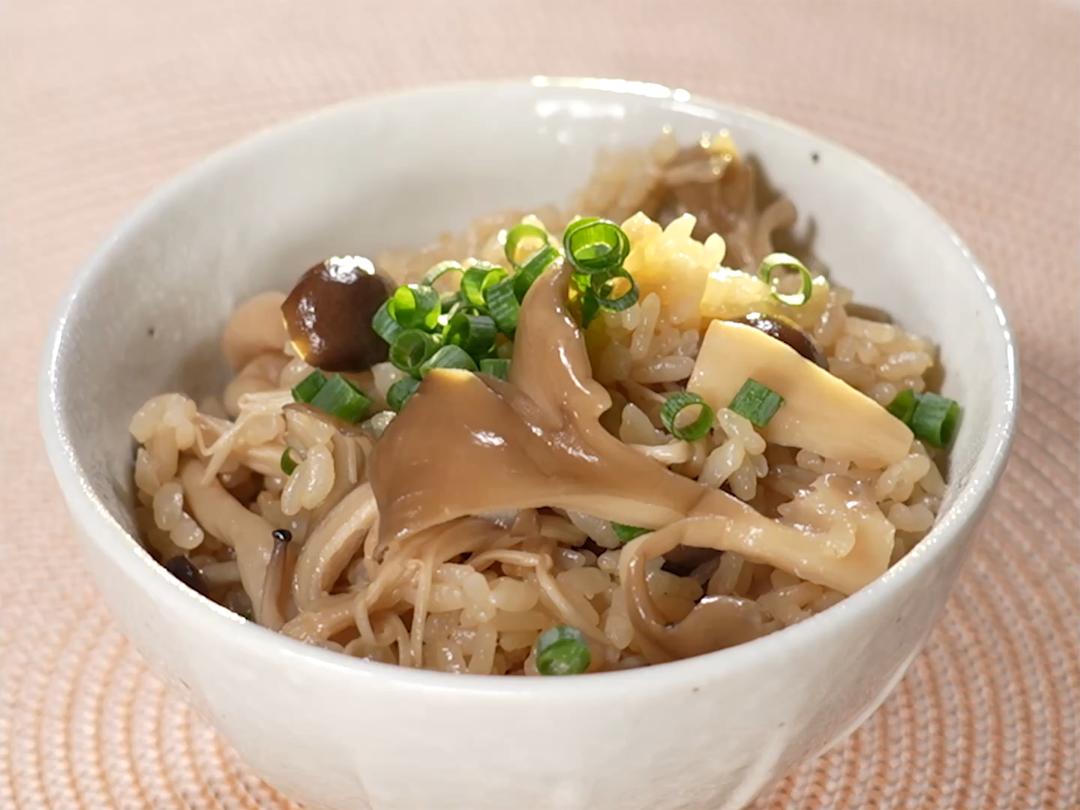 冷凍のままのせて炊飯するだけ！きのこの炊き込みご飯