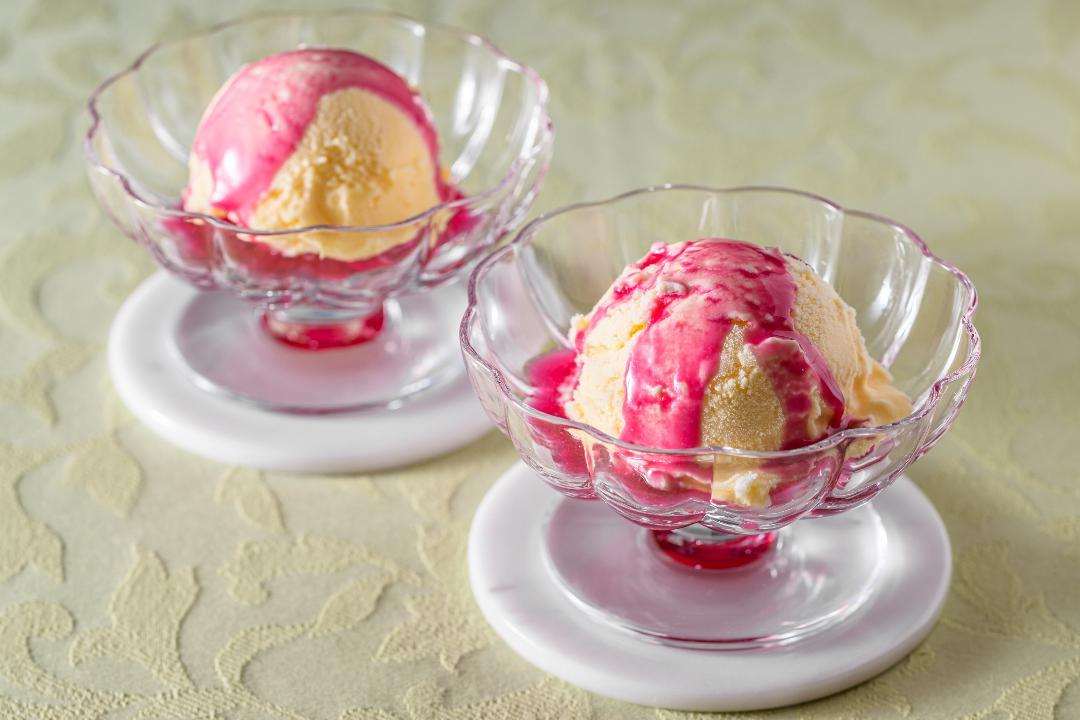 バニラアイス　りんご酢ざくろソースがけ