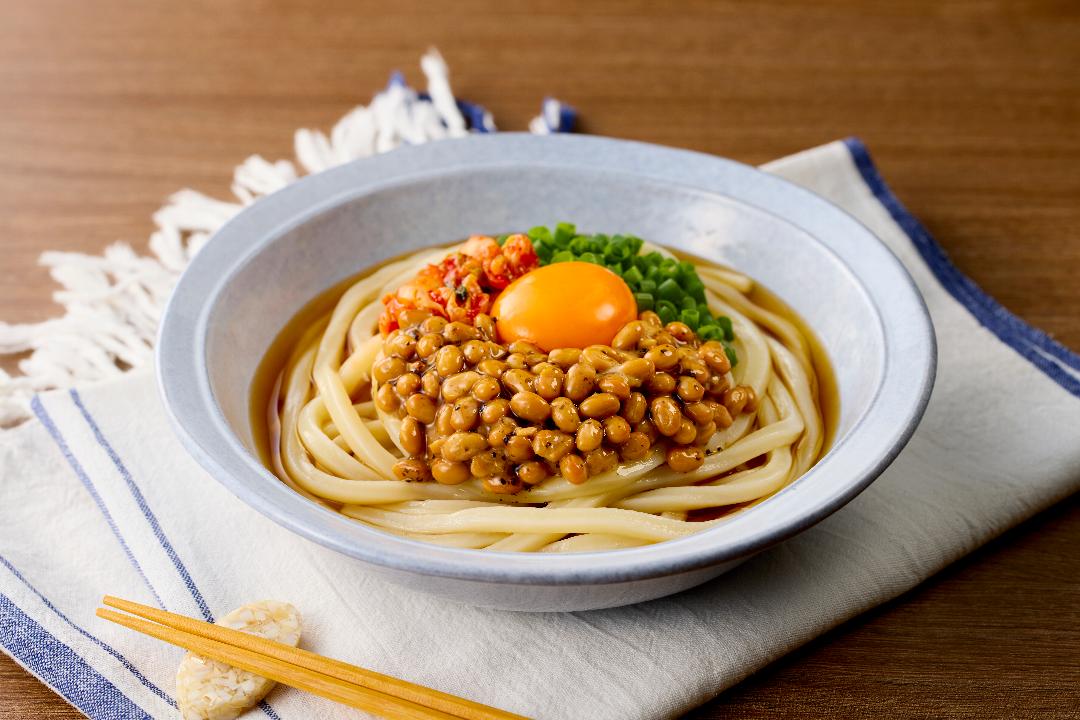 「金のつぶ　ごま油香る韓国海苔たれ納豆」 のキムチ納豆うどん