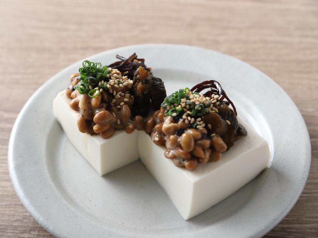 「金のつぶ　ごま油香る韓国海苔たれ納豆」の冷奴のレシピ・作り方