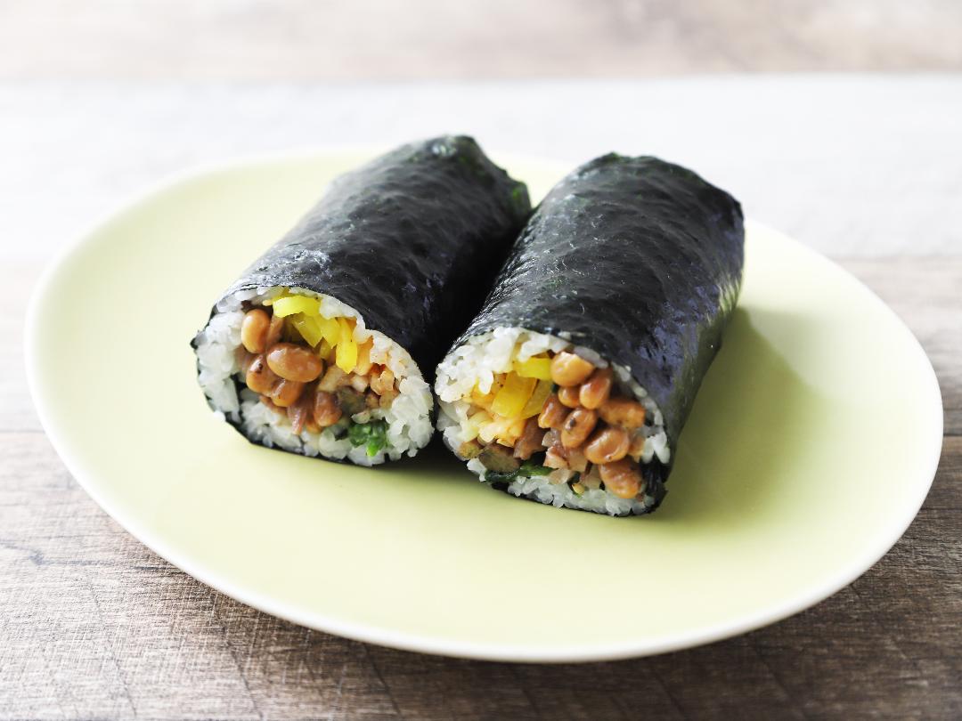 ラップで巻く「金のつぶ　ごま油香る韓国海苔たれ納豆」のキンパのレシピ・作り方