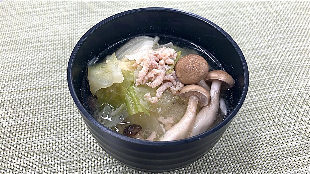 白だしで作る　キャベツとしめじの味噌汁