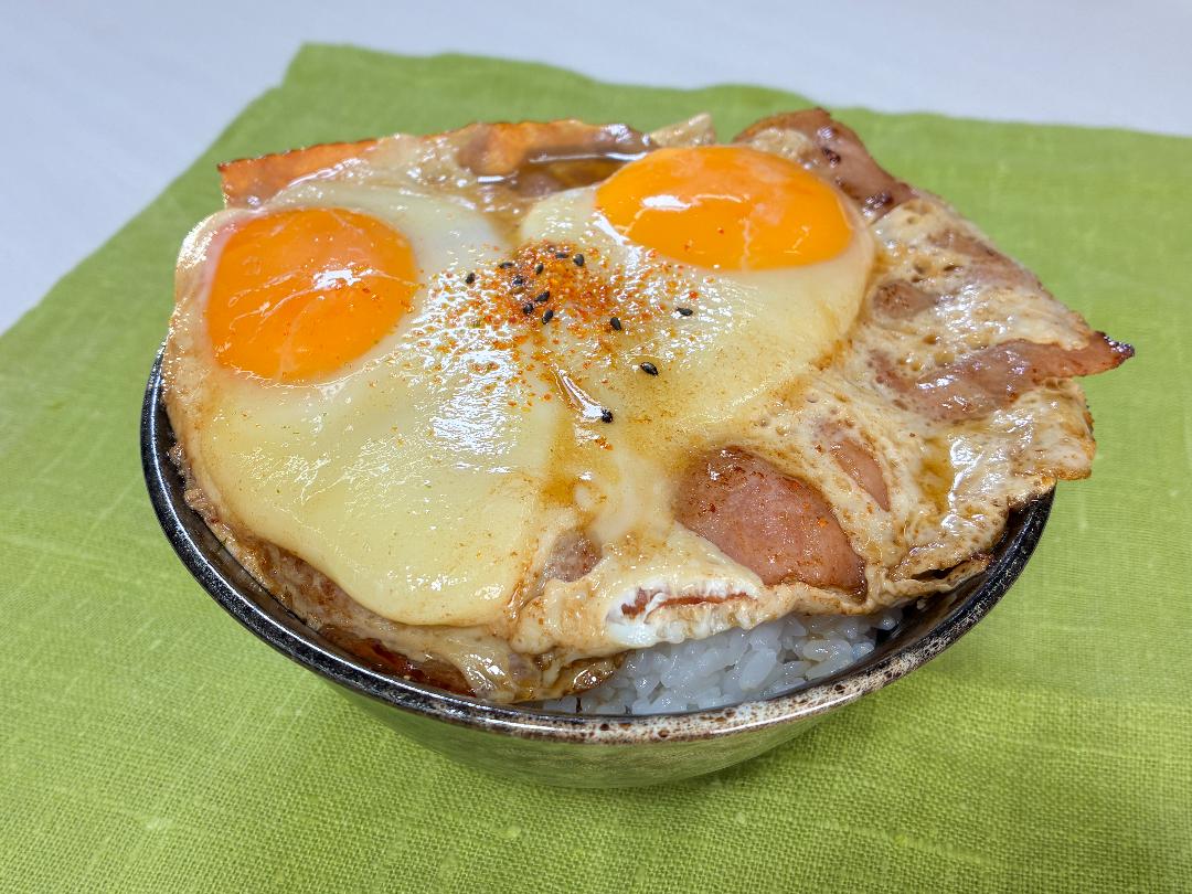 つゆとバターで味決まる！ベーコンエッグ丼のレシピ・作り方
