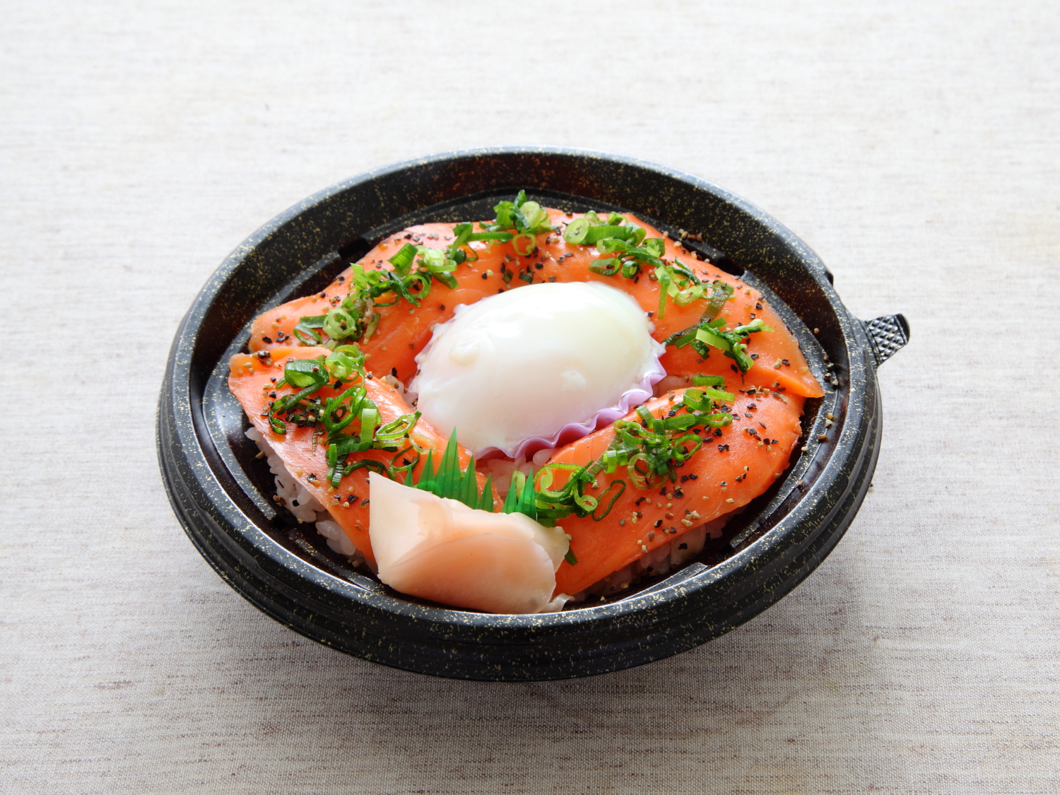 サーモンペッパーすし丼（温泉玉子入）