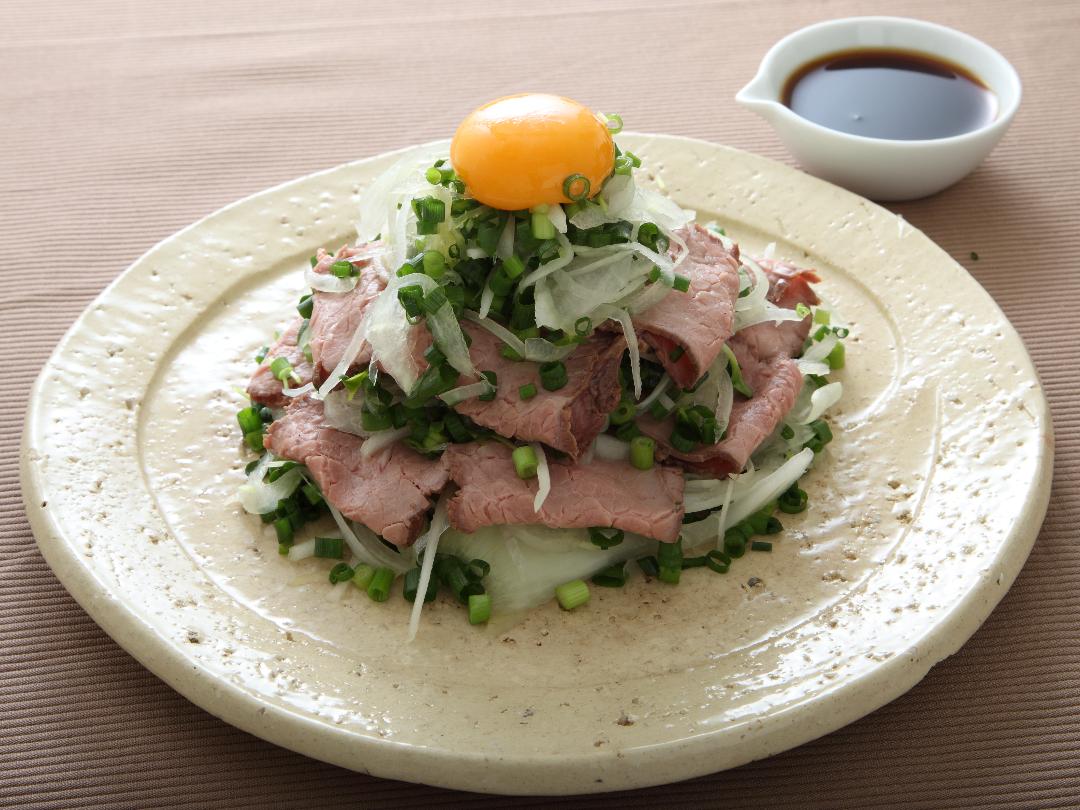 ローストビーフと薬味のかさね盛り　「味ぽん」たまごがけ