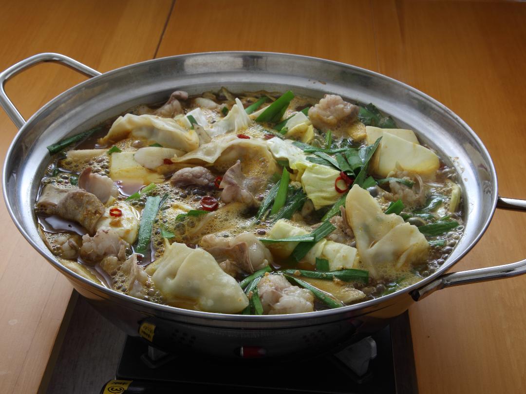 スパイシーもつと炊き餃子鍋