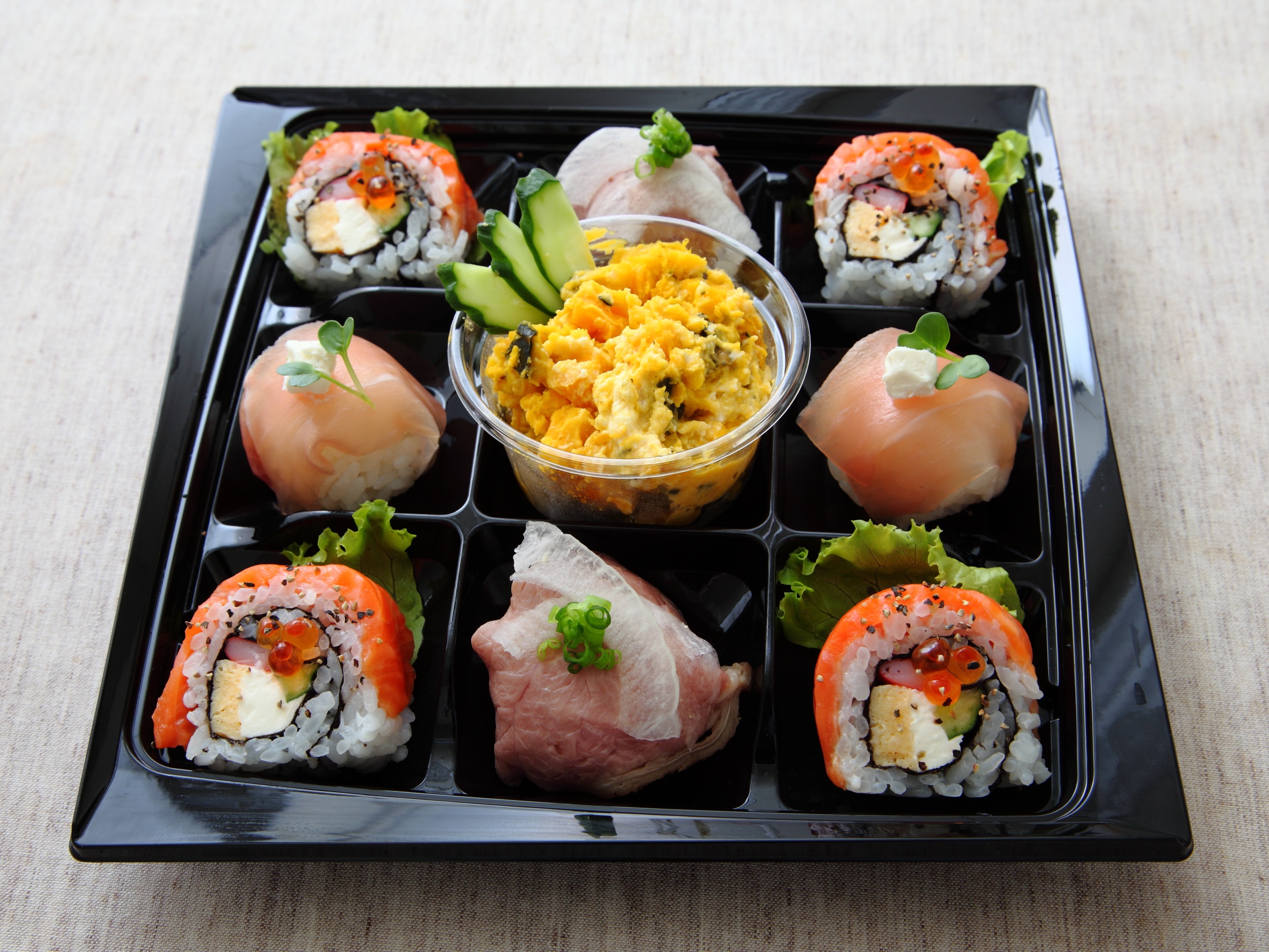 サーモンペッパーロール＆２種の手まり寿司