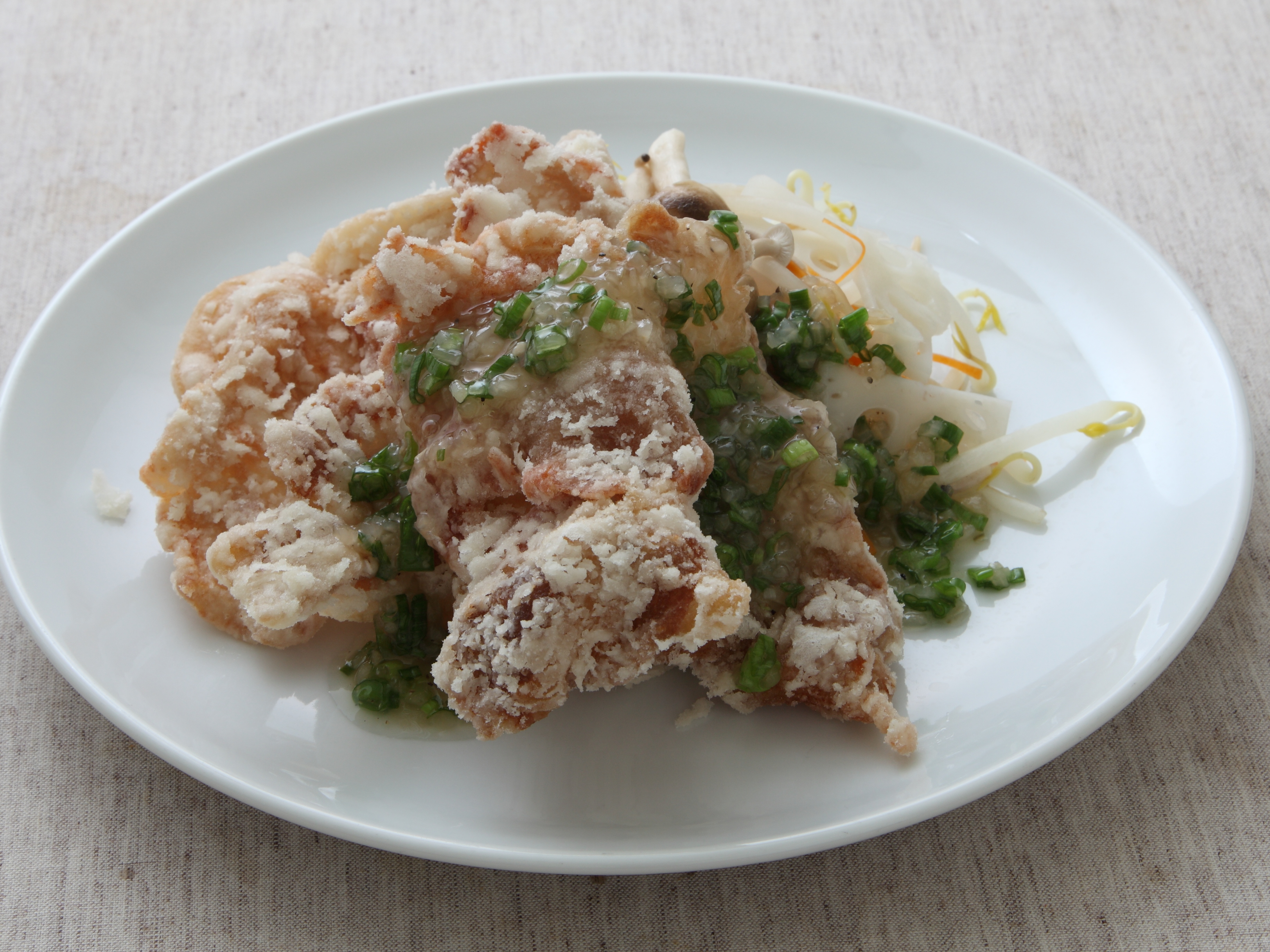 カリカリ豚肉のたまねぎソースがけ