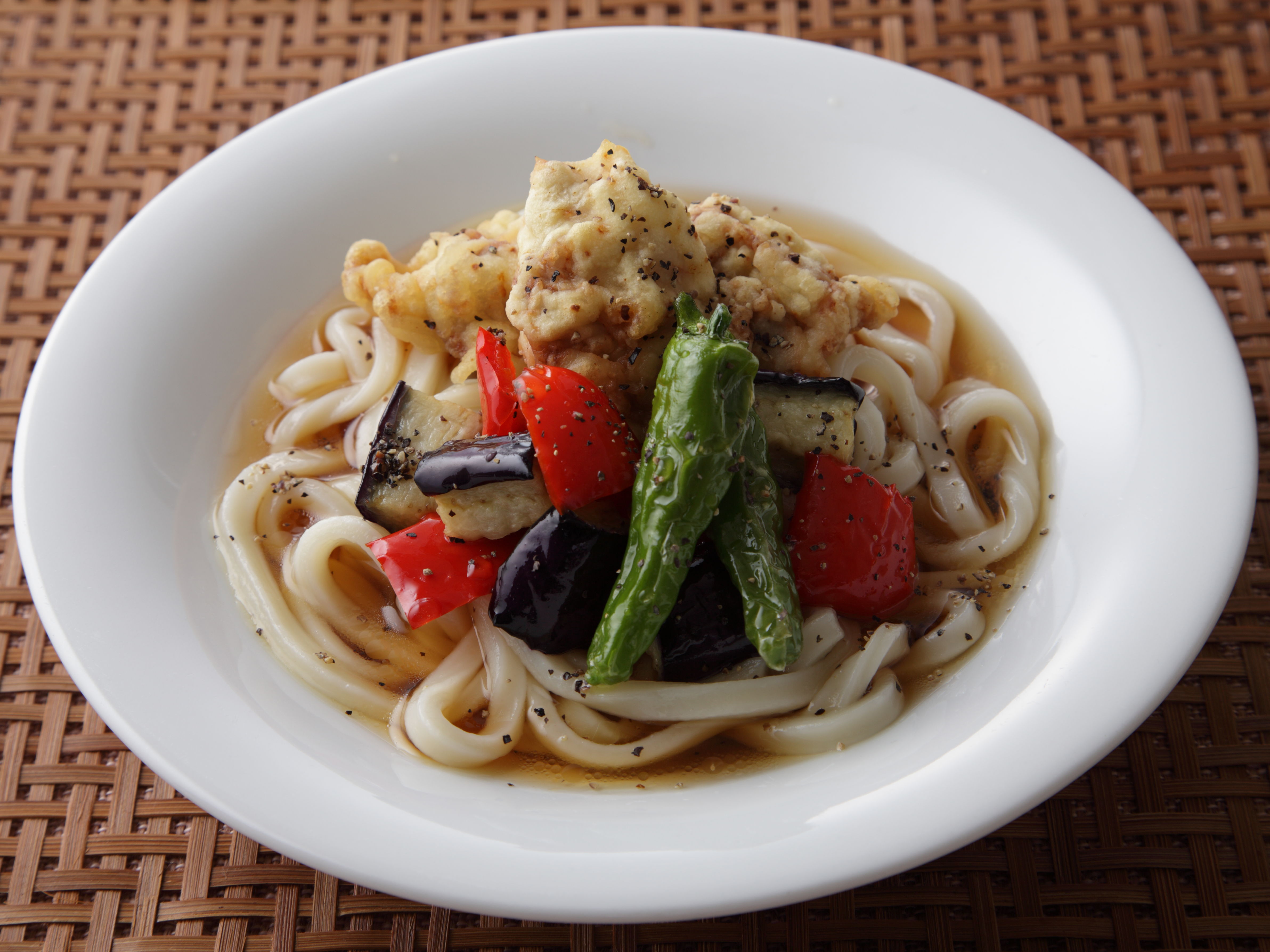 鶏天とカラフル野菜のスパイシーすだちうどん