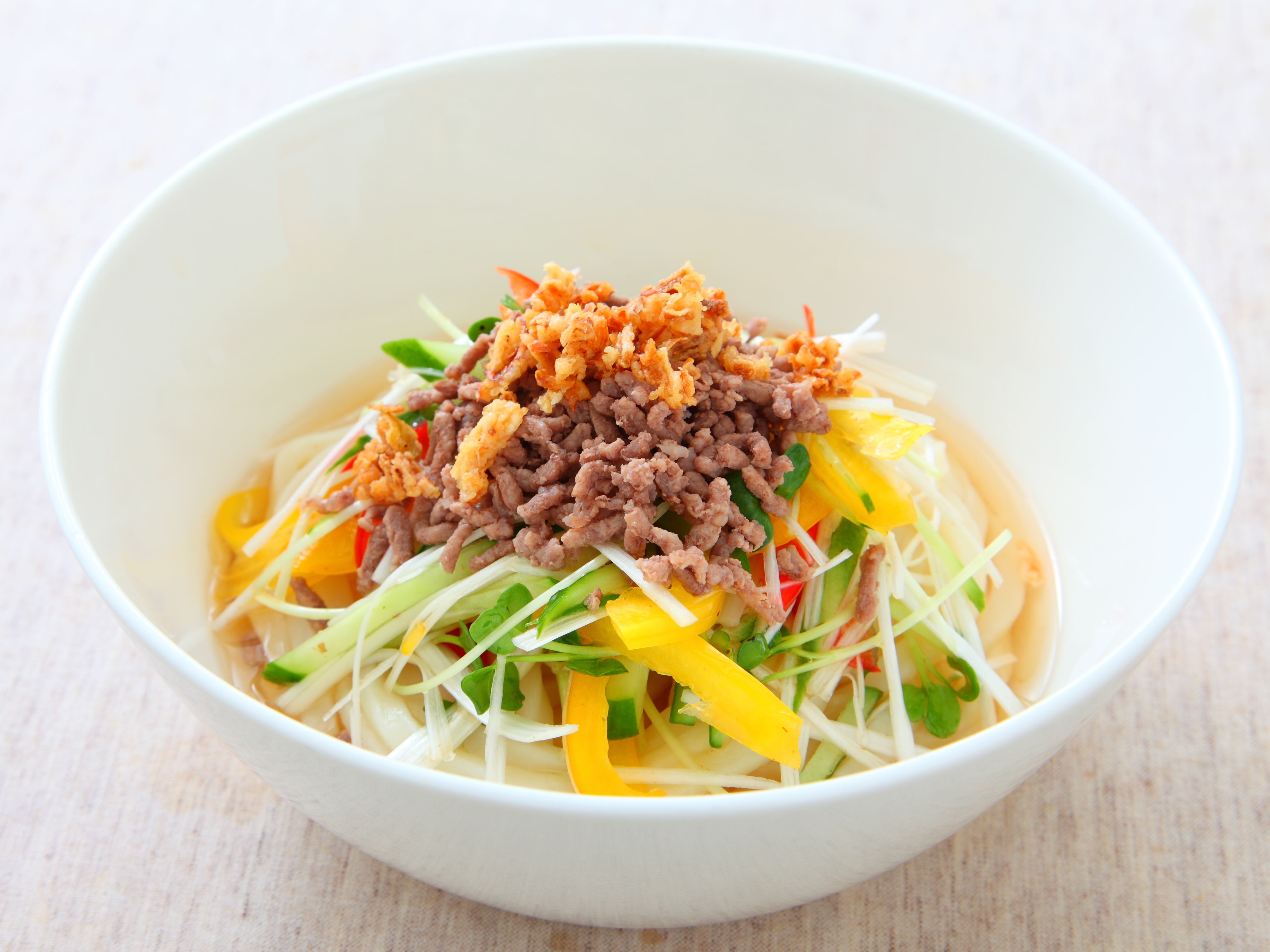 せん切り野菜と牛肉そぼろの梅かつおうどん