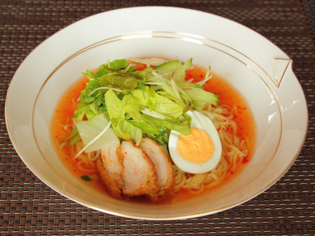 スパイシー鶏と夏サラダの冷しラーメン