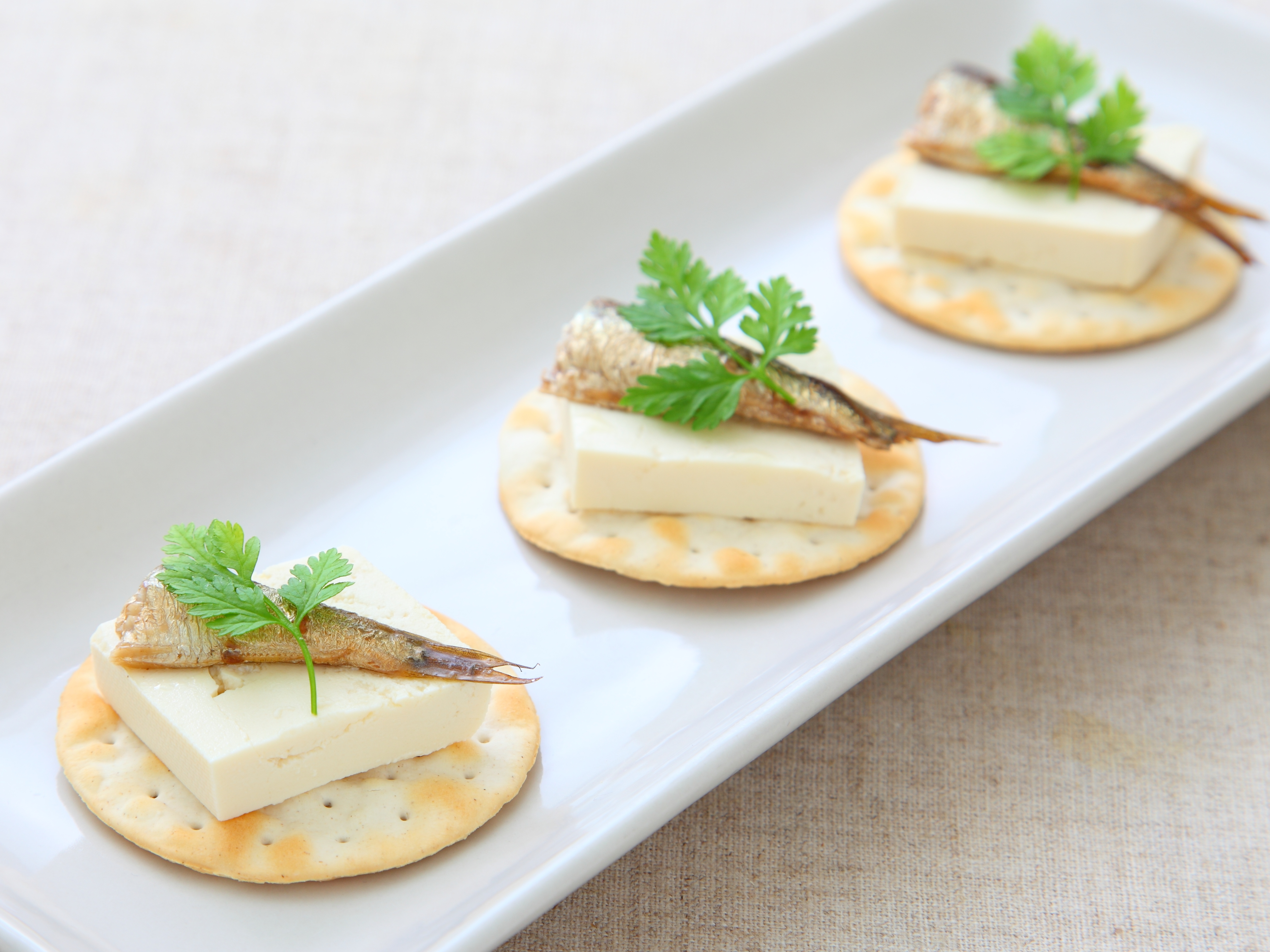 サーディンと豆腐のピクルスのカナッペ