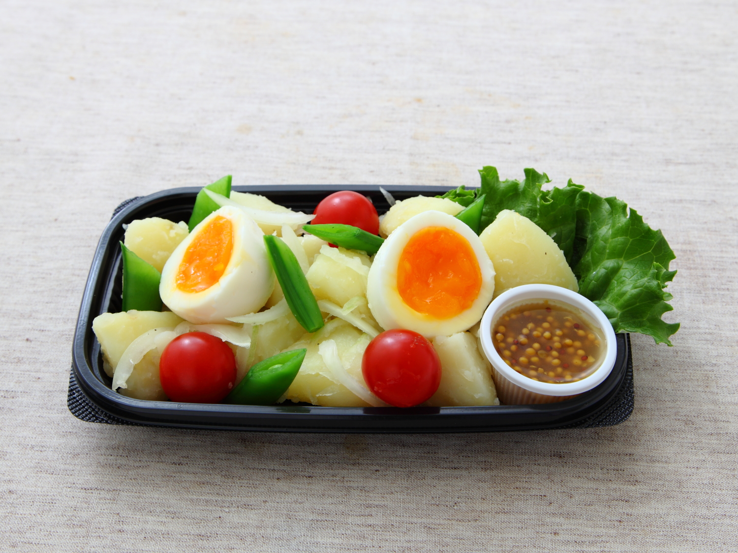 ジャガイモと半熟卵のハニーマスタード風味