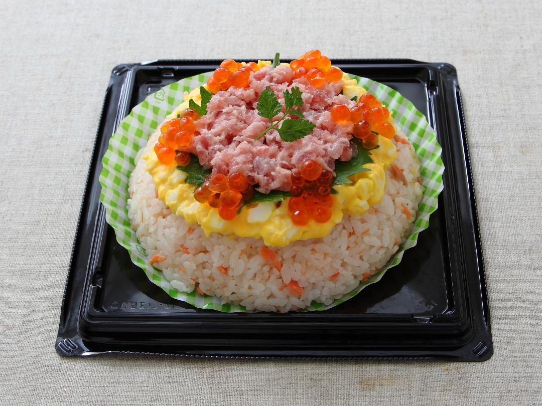 まぐろたたきといくらのドームケーキすし