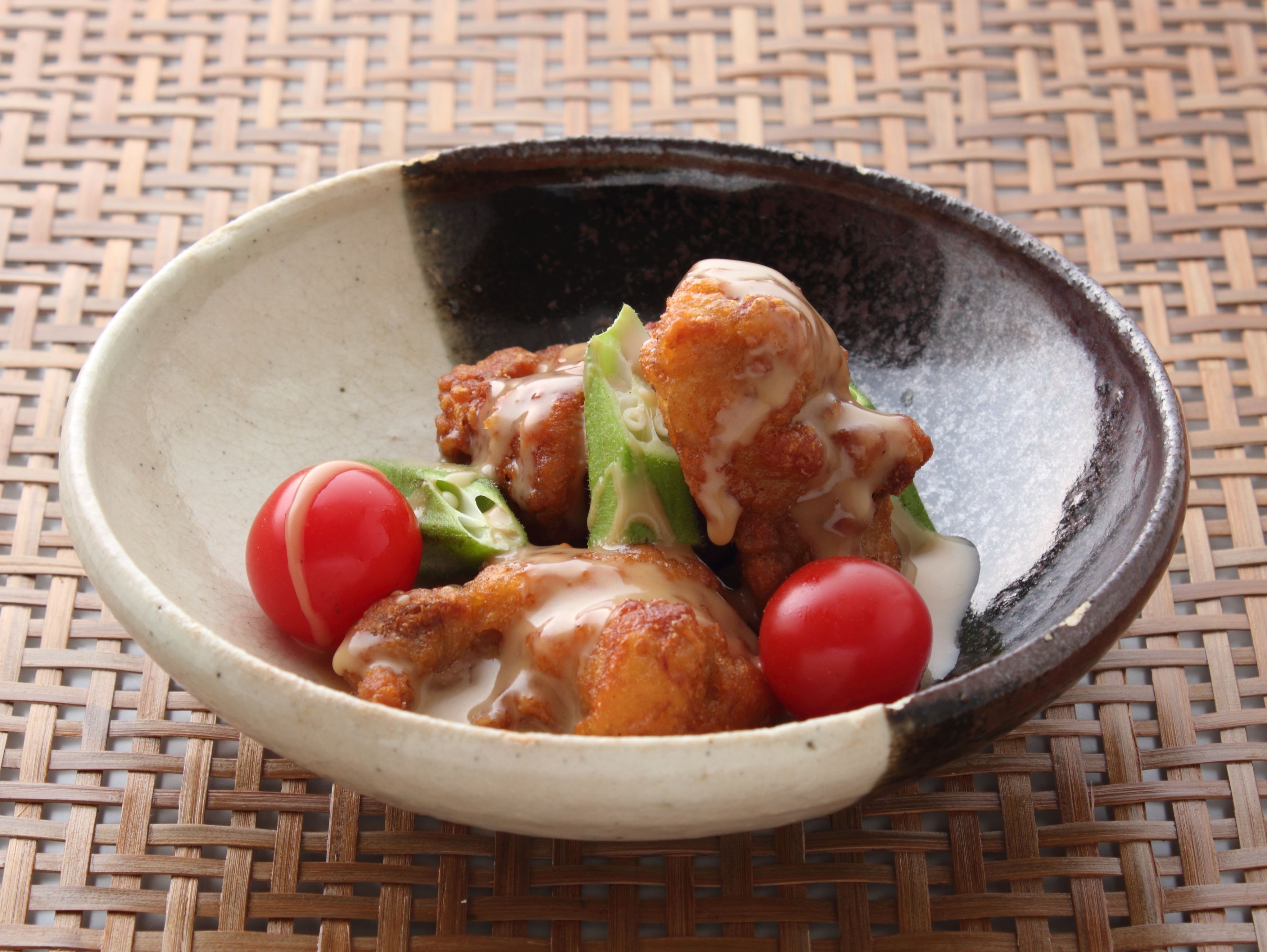 鶏から揚げとカラフル野菜のごまだれ