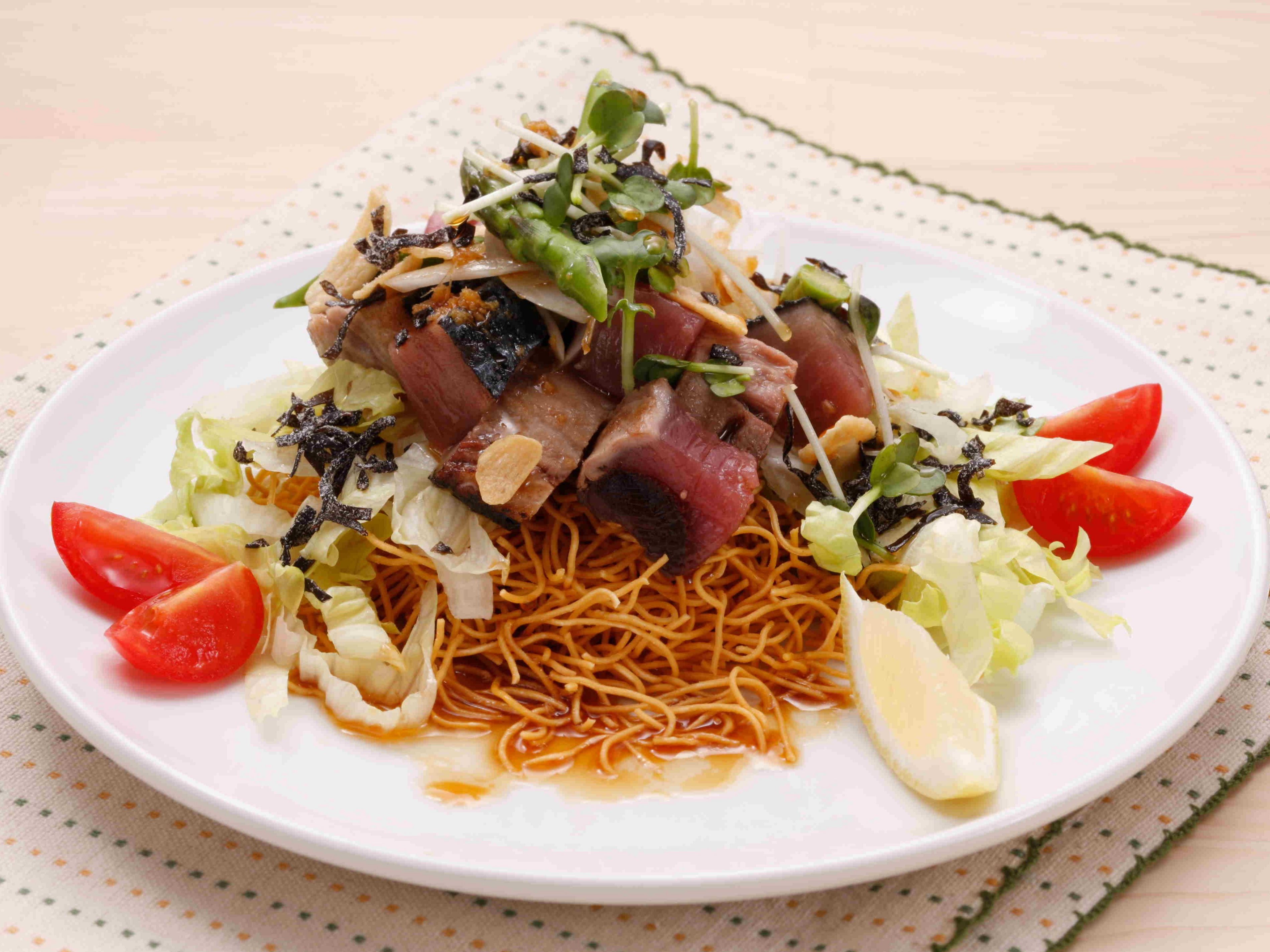かつおと塩昆布のパリッと麺サラダ