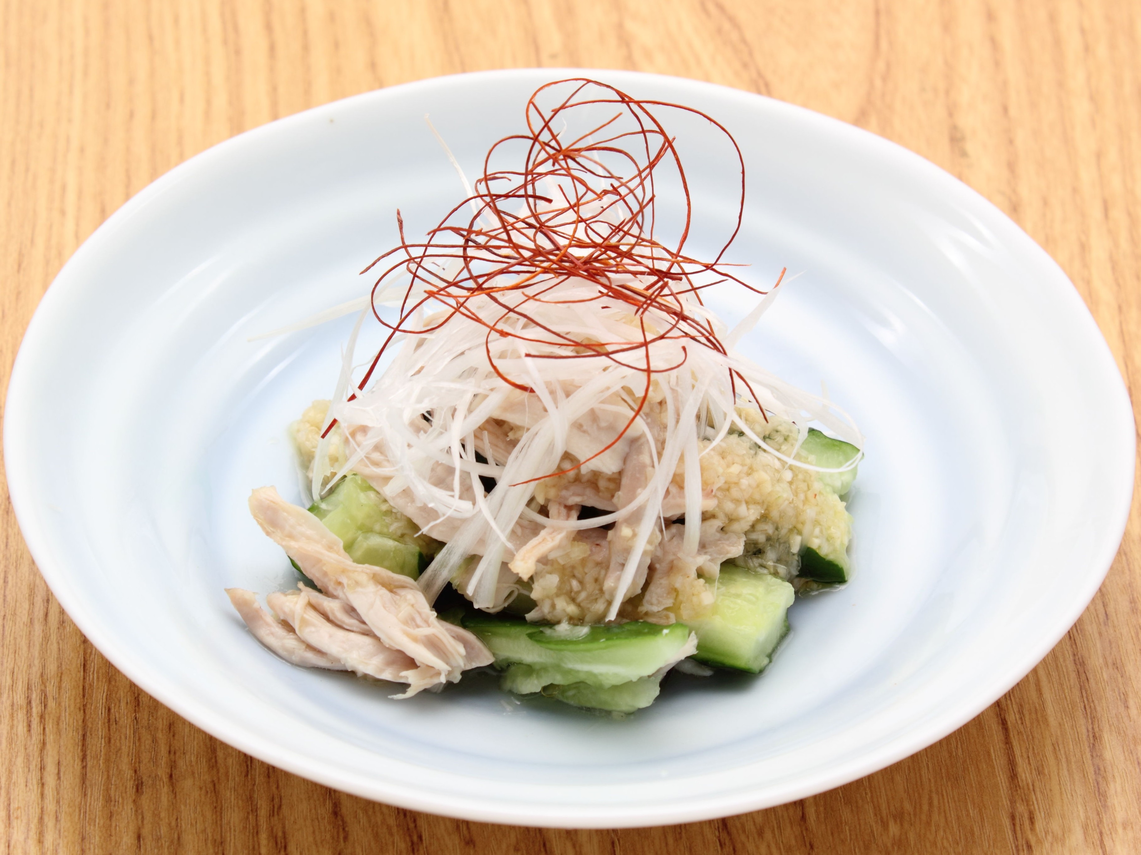 蒸し鶏とたたききゅうりのねぎ塩だれ