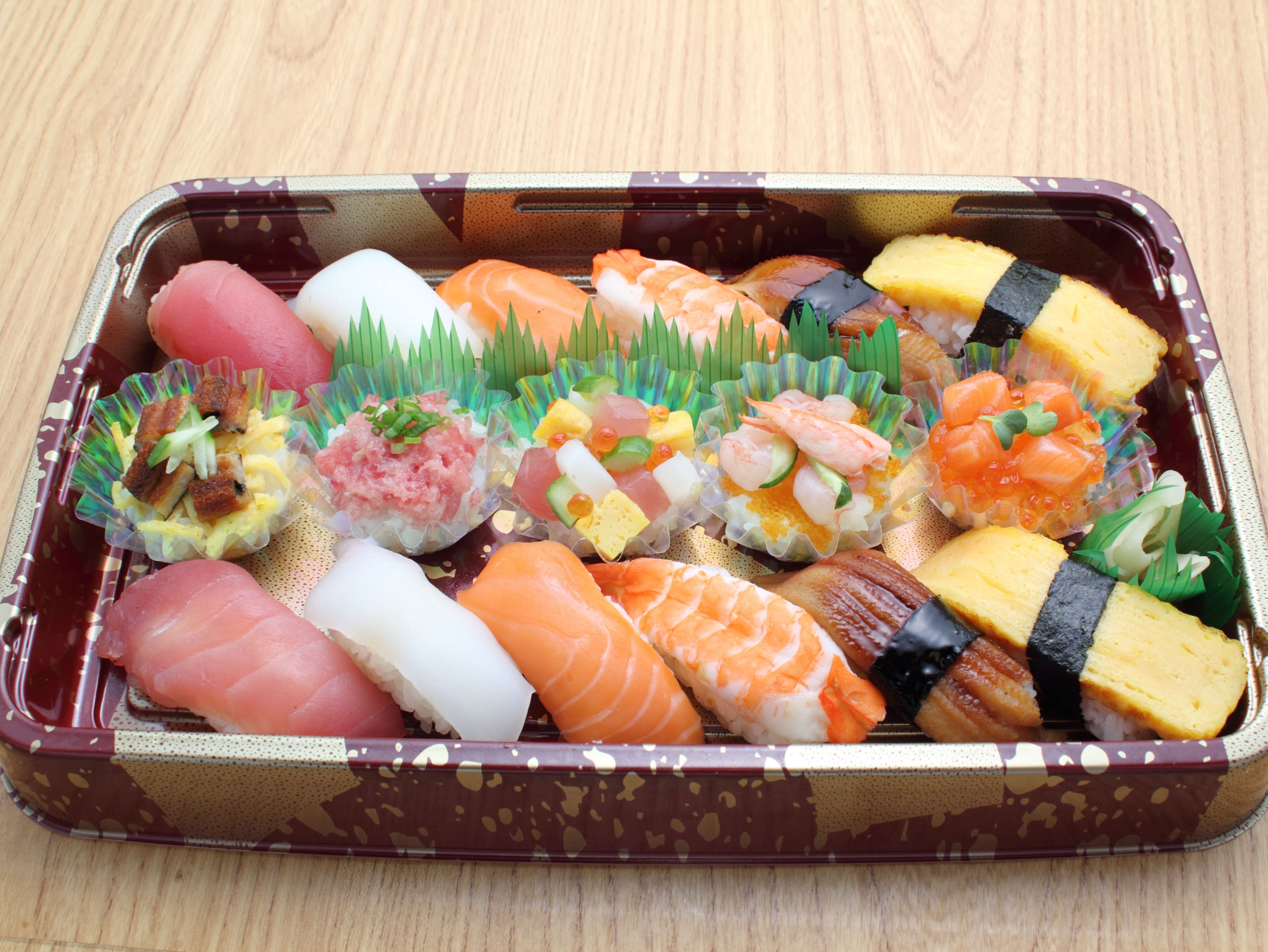 握りとカップ寿司のセット