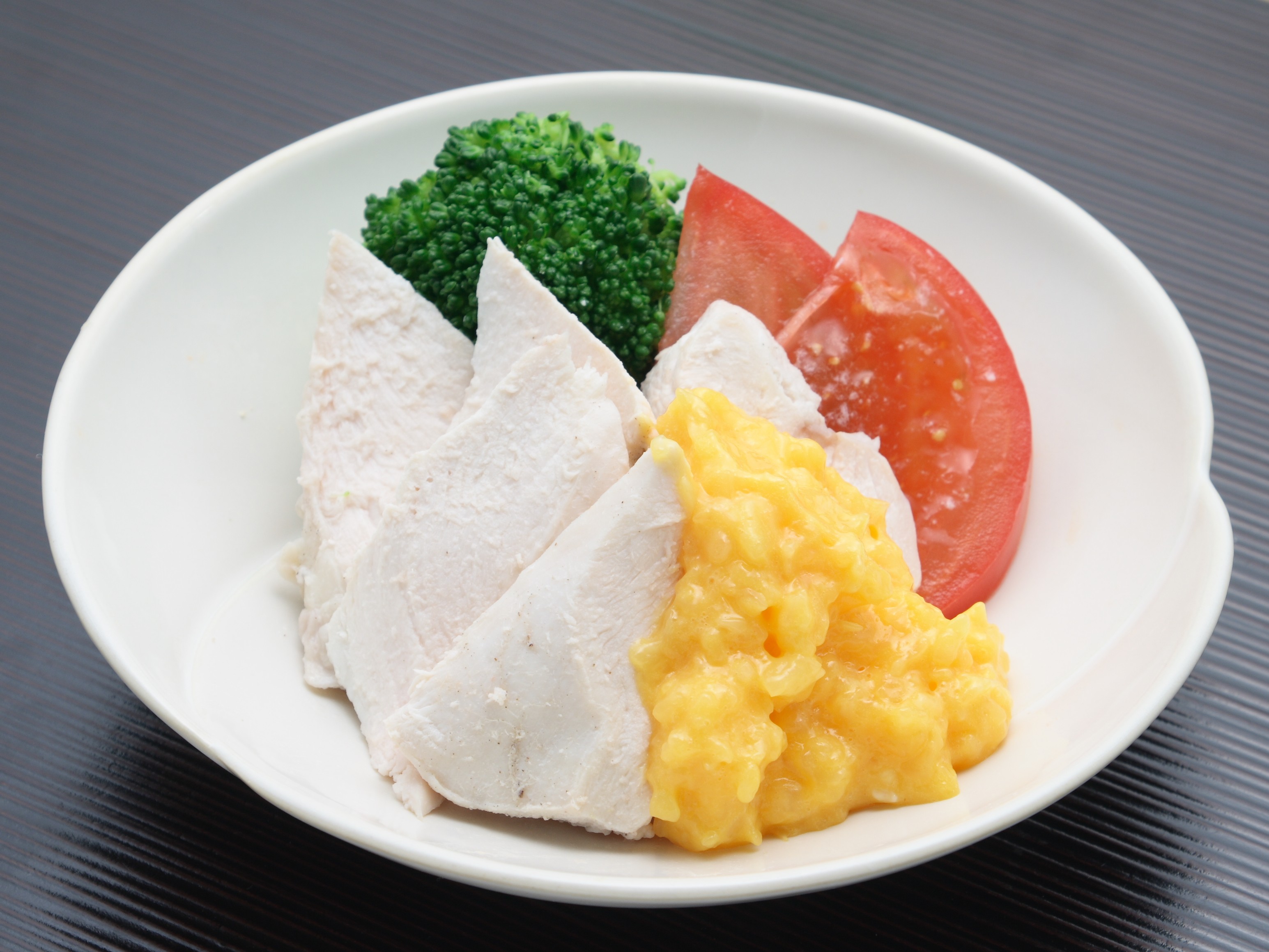 蒸し鶏と野菜の黄身酢だれ
