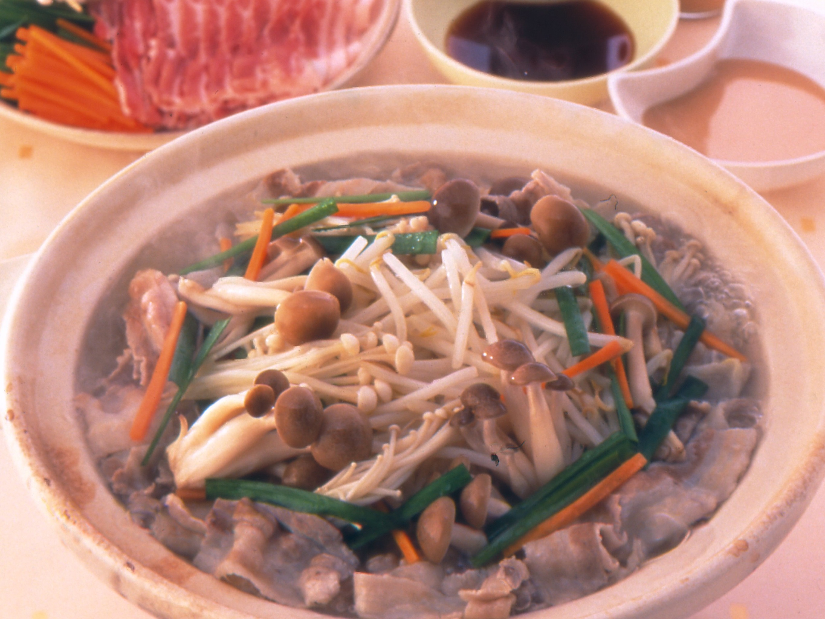 豚ばら肉ともやしのきのこ鍋