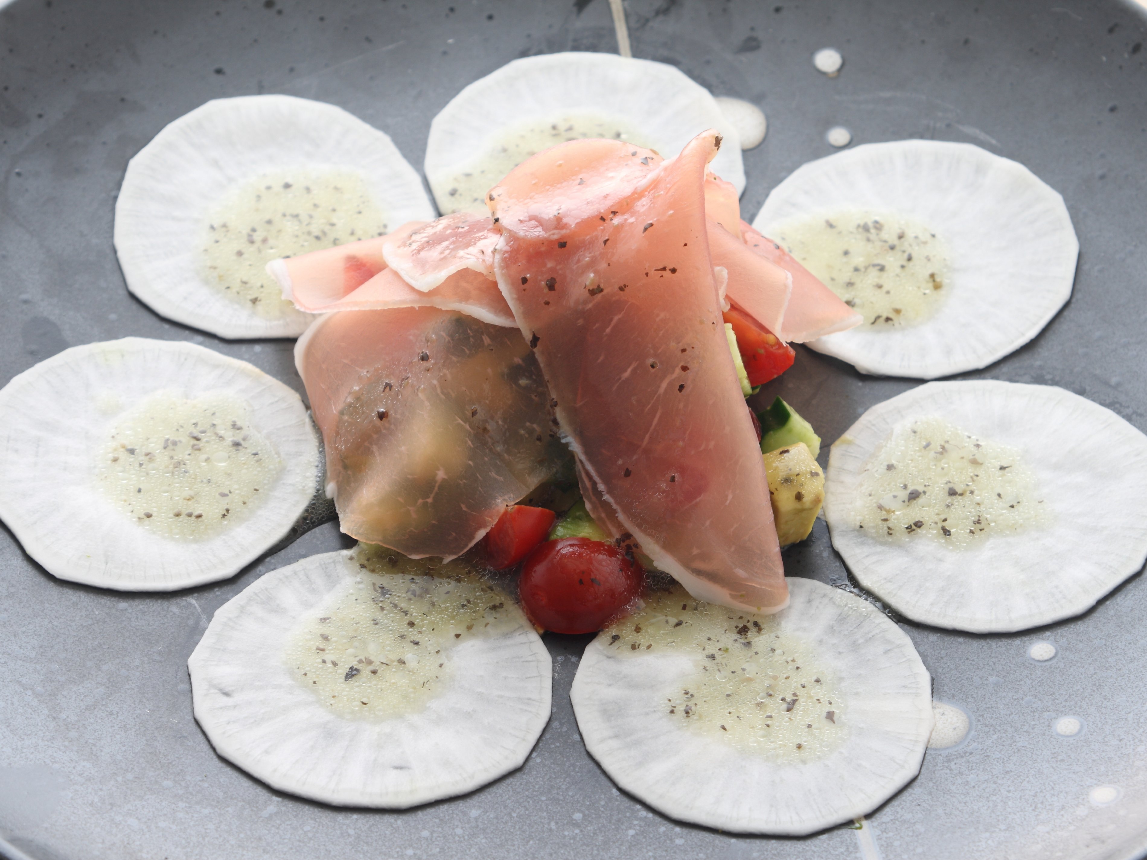 カブと生ハムのカルパッチョ