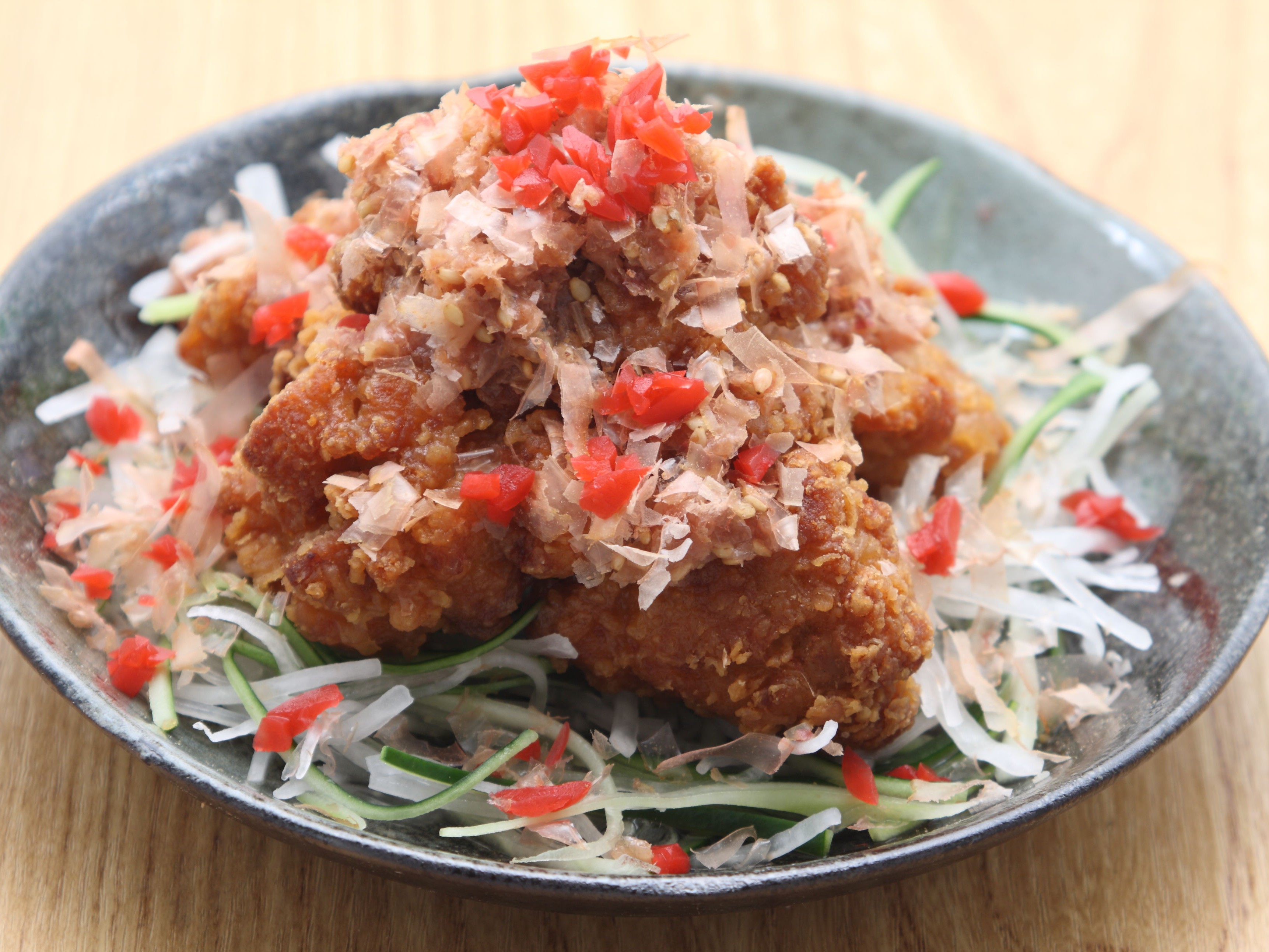 和風鶏カラ　カリカリ梅のせ