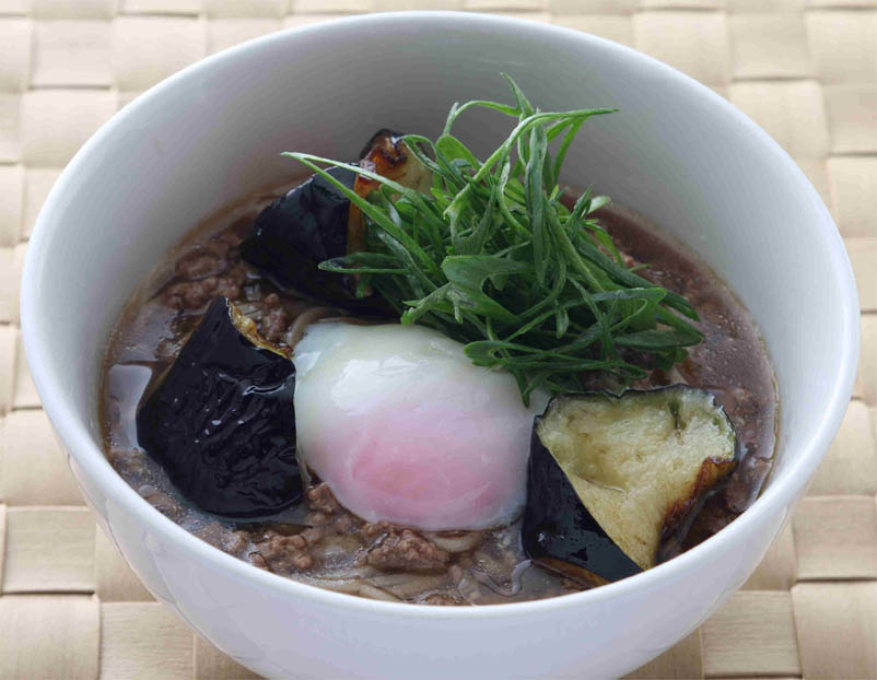 茄子そぼろそば　温泉玉子添え