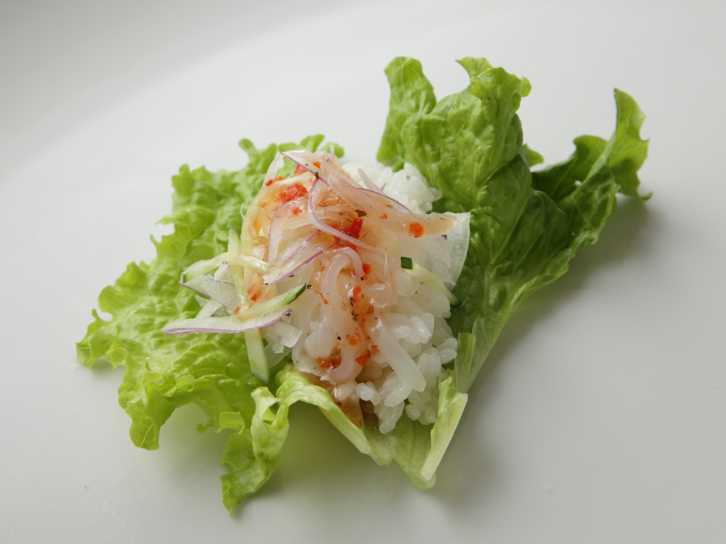 いかと彩り野菜のリーフ手巻き