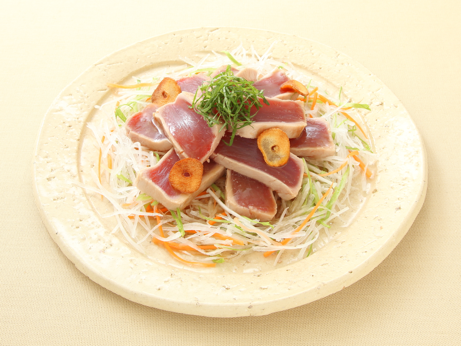 まぐろステーキとせん切り野菜でのっけもり