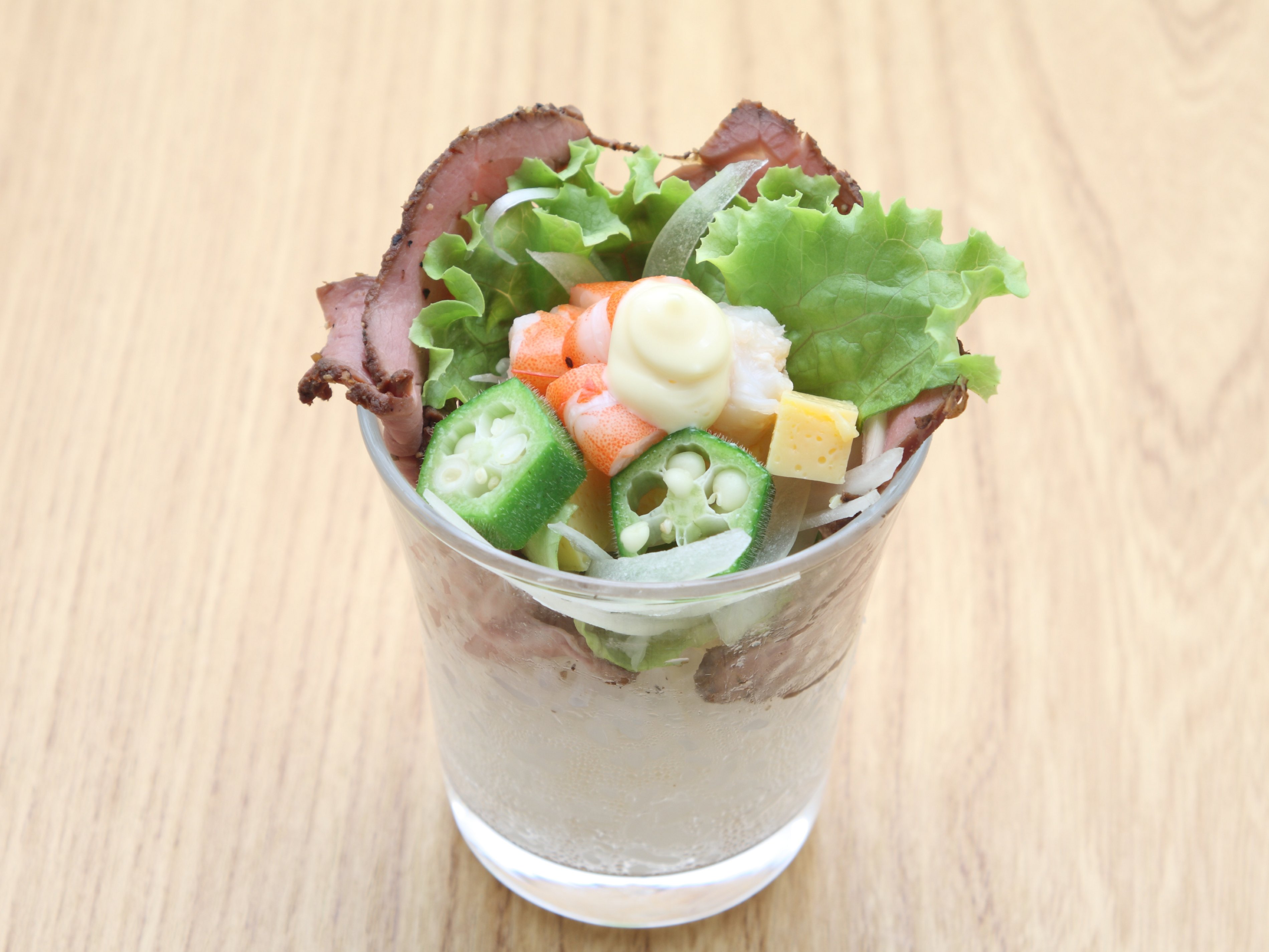 ローストビーフとエビマヨカップ寿司