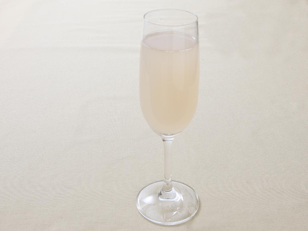 「フルーティス　りんご酢白桃ミックス」のスパークリングワイン割り