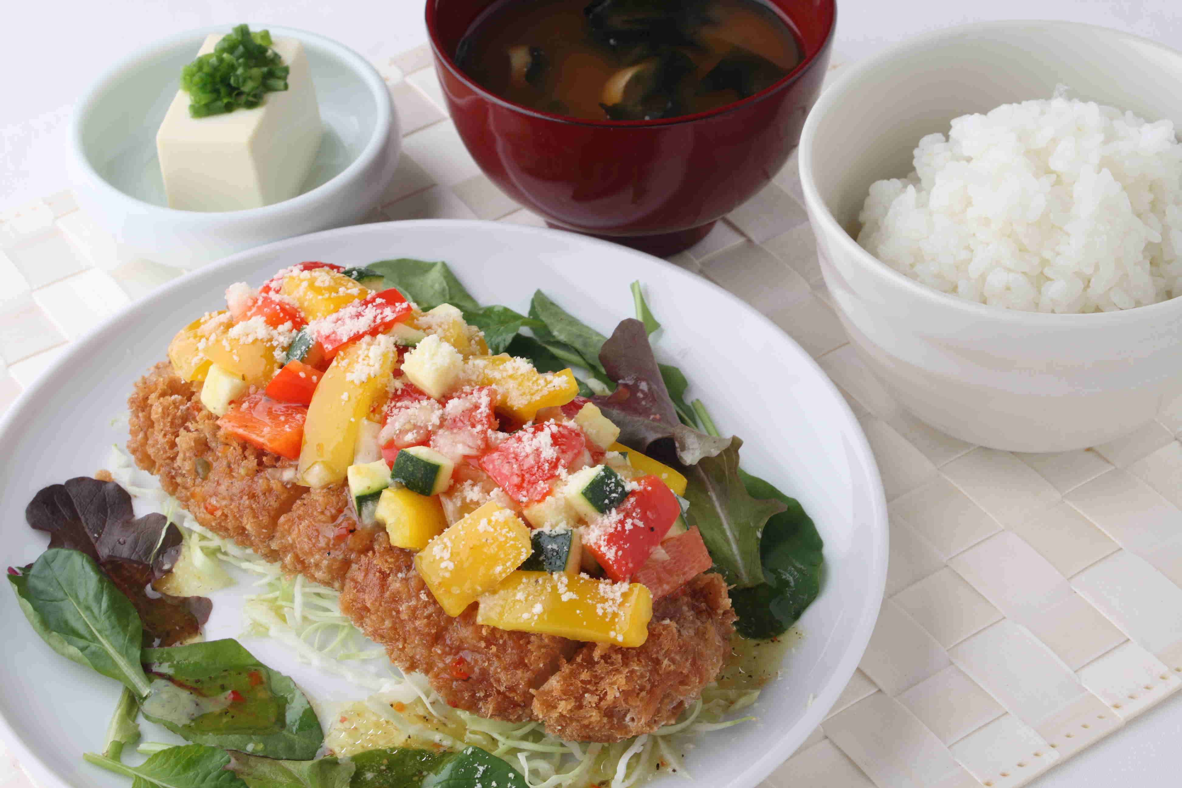 夏野菜とチーズのサラダとんかつ定食