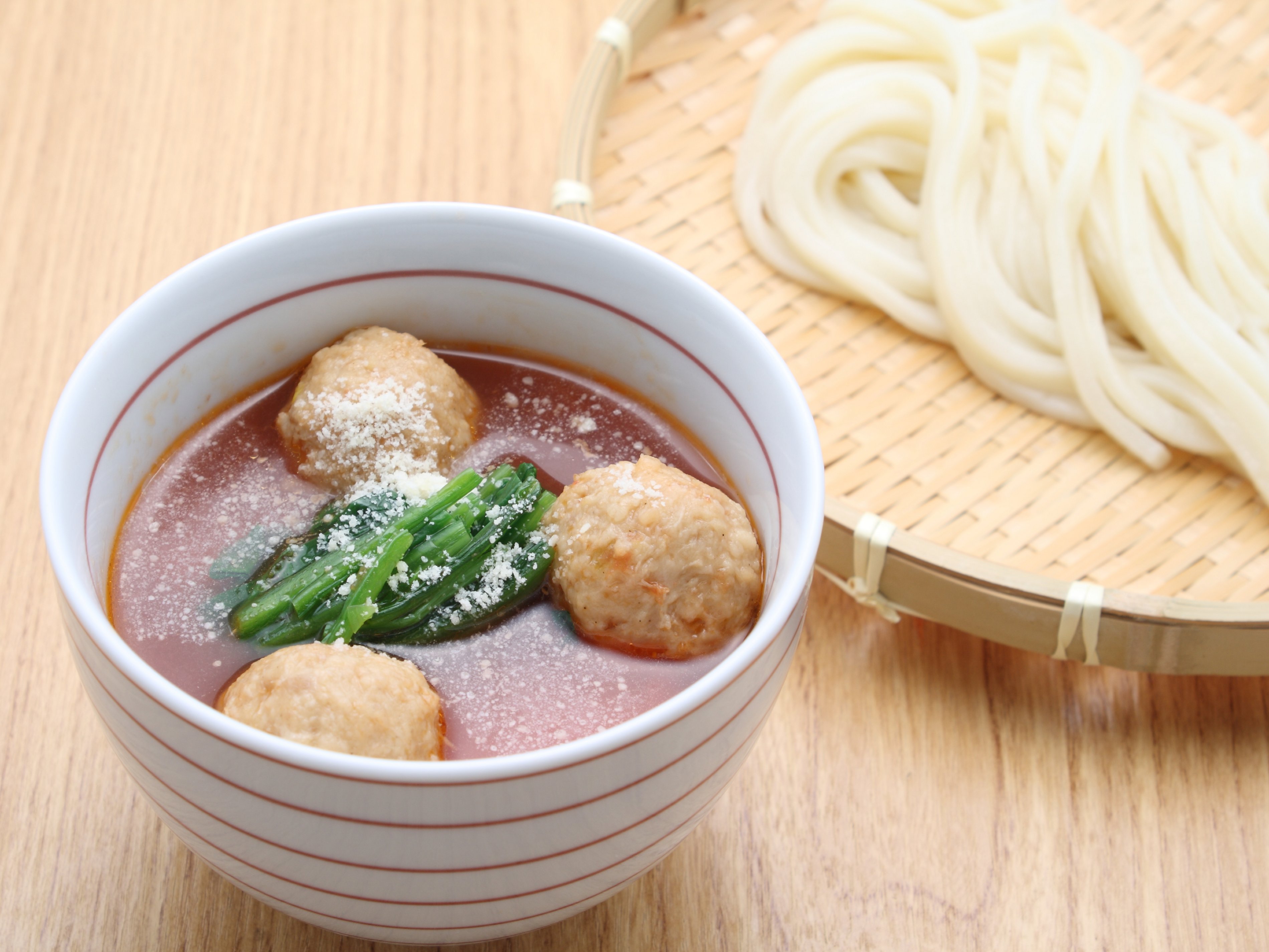鶏つくねとホウレン草のトマトつけ麺