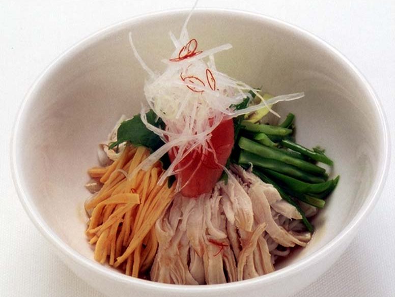 蒸し鶏のアジアン冷麺