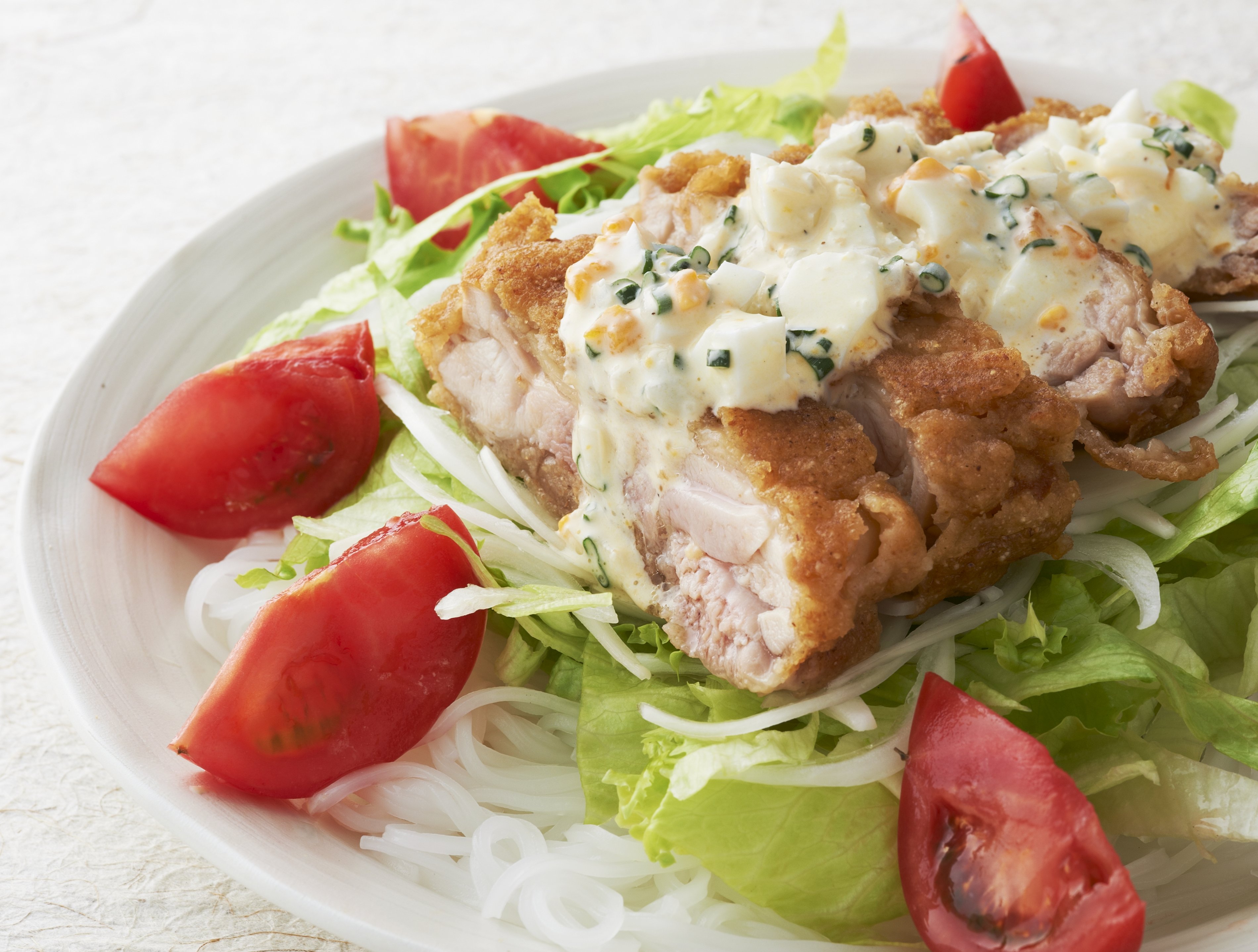 ラーメンサラダ　チキン南蛮風