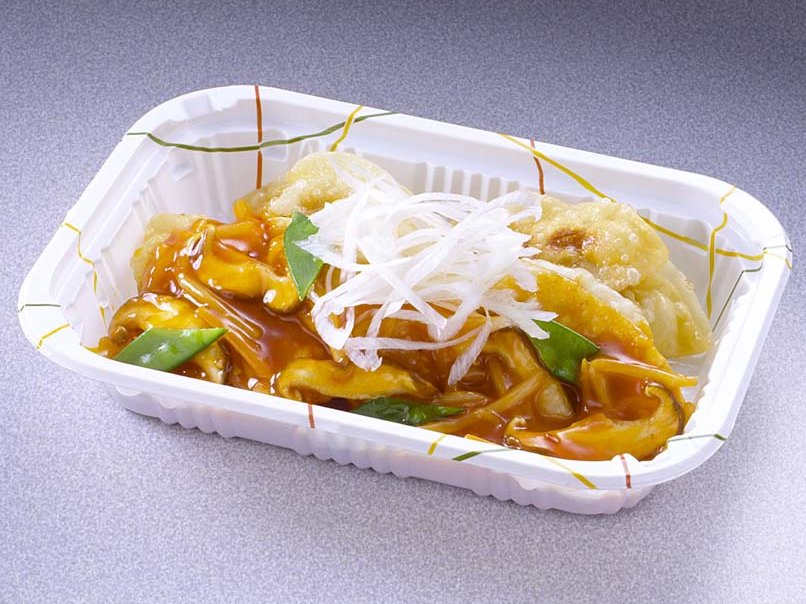 揚げギョウザのチリソースかけ