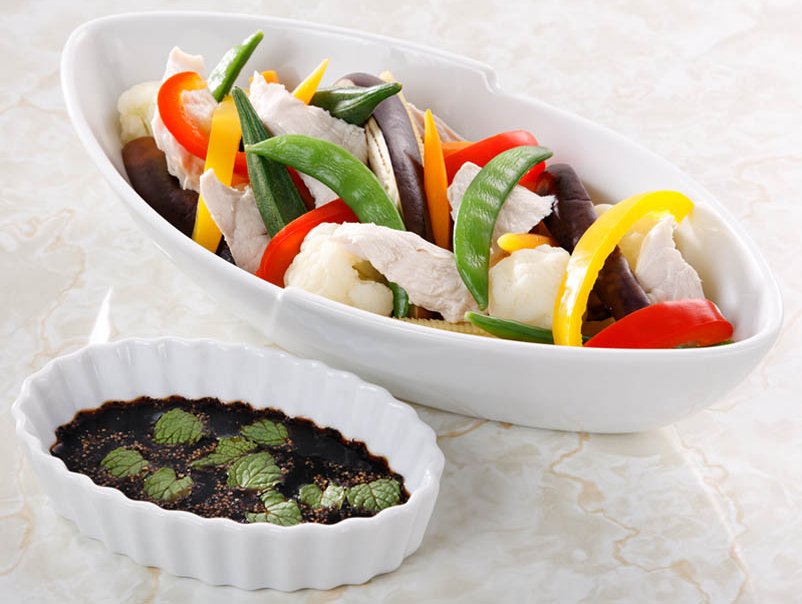 蒸し地鶏と蒸し野菜のシンプルな「バルサミコ」ソース