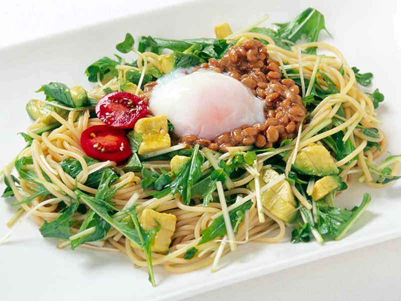 アボカド納豆温泉卵のぽんパスタ
