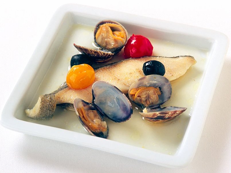 白身魚とあさりとトマトの酢蒸し