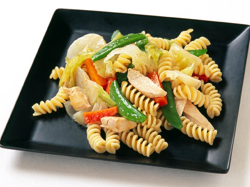 蒸し鶏と蒸し野菜のパスタサラダ