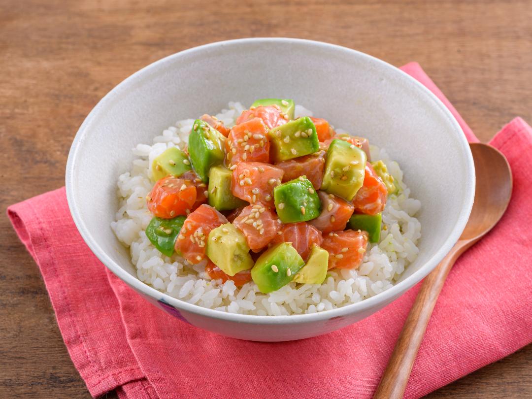 炭火の香りがたまらない！サーモンとアボカドのポキ丼のレシピ・作り方