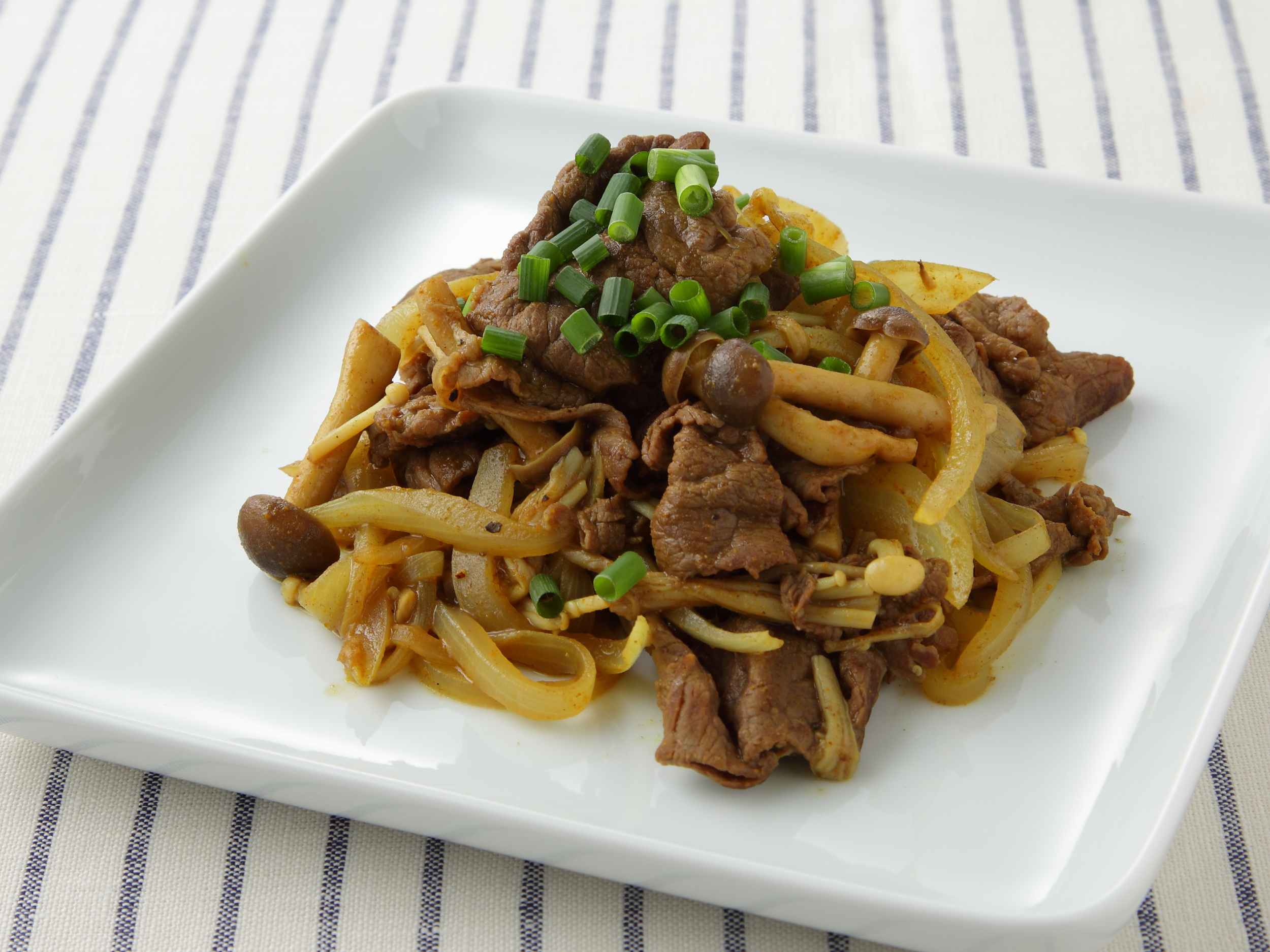 牛肉ときのこのカレー炒め