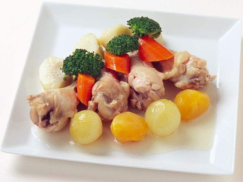 骨付きもも肉のふっくら蒸し旬菜添え